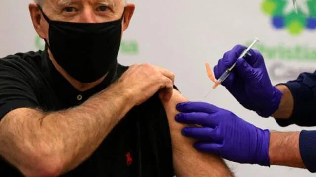 Joe Biden se alzó la prenda para recibir la segunda dosis de la vacuna Pfizer. Foto: AFP