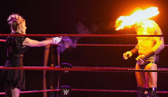 Randy Orton fue sorprendido por Alexa Bliss en Monday Night RAW. Foto: WWE