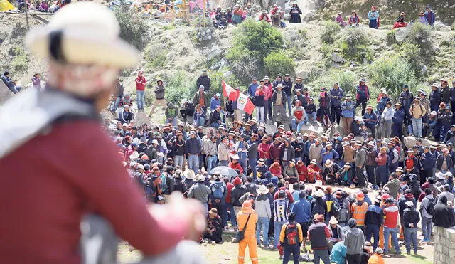 Cotabambas, 2019. Comuneros de Fuerabamba, en Apurímac, tras bloquear el acceso a Las Bambas. Exigían un pago por el uso de la vía. Foto: La República