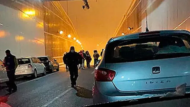 Conductores se quedaron atrapados, desde el viernes por la tarde, en una de las carreteras más transitadas de Madrid. Foto: El Mundo