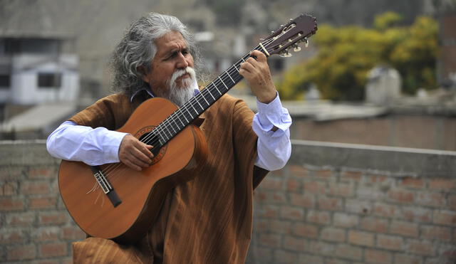El maestro ayacuchano Manuelcha Prado ha establecido un estilo en la guitarra andina peruana.