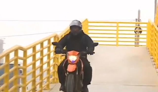 Motociclista cruza Panamericana Sur por rampa de puente peatonal. Foto: captura de América TV