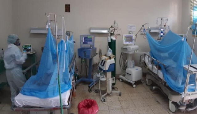 Algunos pacientes del HAAA se encuentran luchando contra dos enfermedades letales a la vez: la COVID-19 y el dengue. Foto: Andina