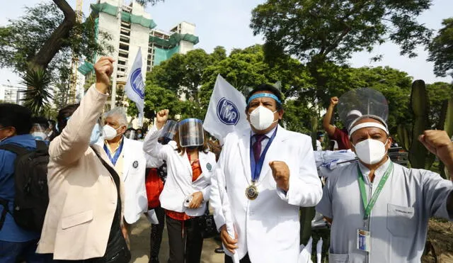 Médicos protestan por mejoras salariales. Foto: Felix Contreras / La República