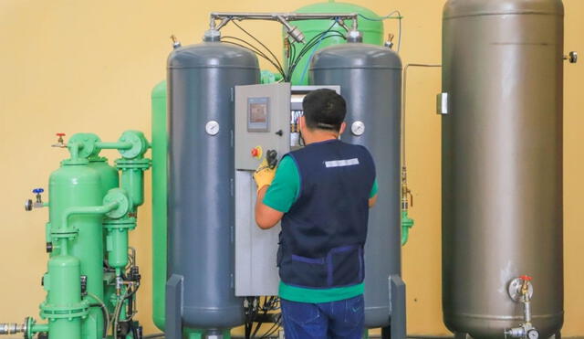 Un equipo técnico de la Diresa verificó las condiciones de la planta de oxígeno y el recinto. Foto: Andina
