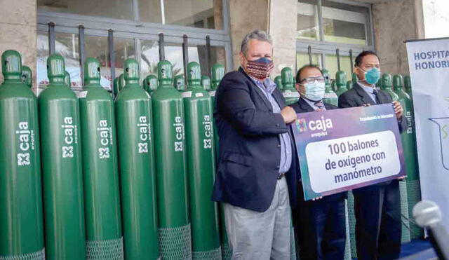 Apoyo. Caja Arequipa entregó balones de oxígeno a hospitales.