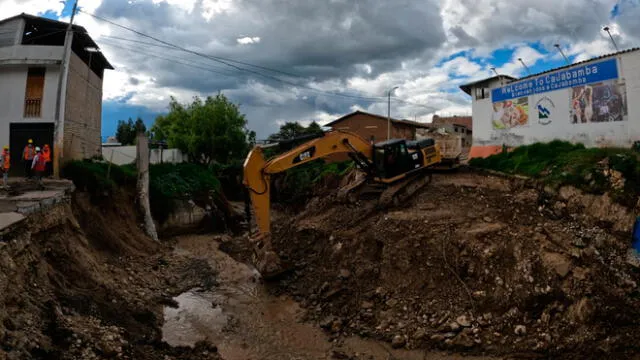 Maquinaria pesada realiza trabajos en la zona donde se construirá puente Los Ingenieros.  Foto: Municipalidad de Cajabamba.