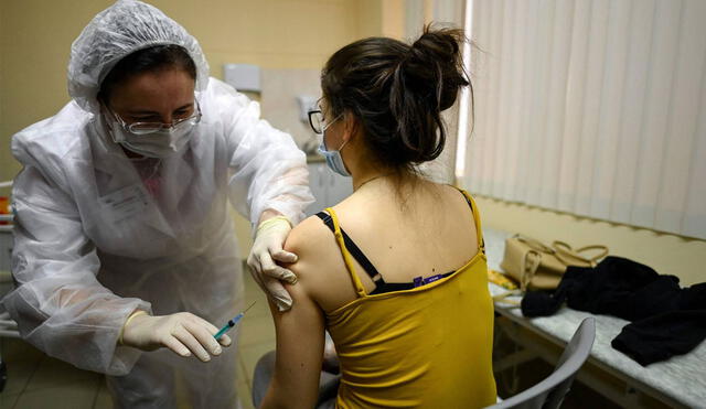 Una enfermera aplica vacuna contra la COVID-19 en Rusia. Foto: AFP