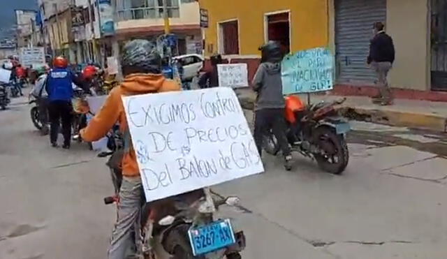 Distribuidores protestaron en sus motocicletas y vehículos repartidores. Captura video AB TV.