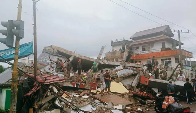 Alrededor de 300 viviendas fueron afectadas, al igual que otros edificios. Foto: AP