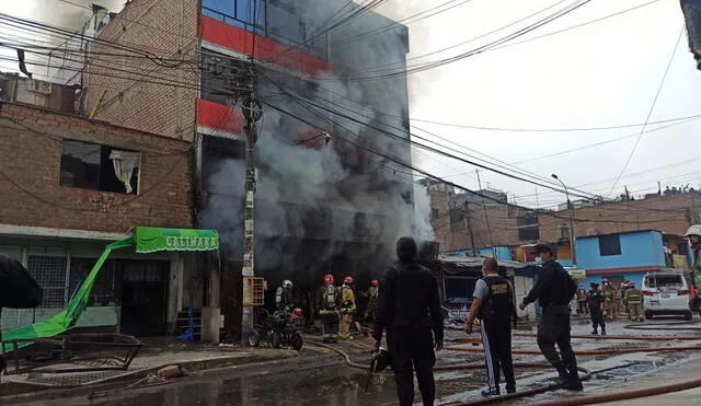 Bomberos atienden un incendio de código 3. Foto: María Pía Ponce / URPI-GLR