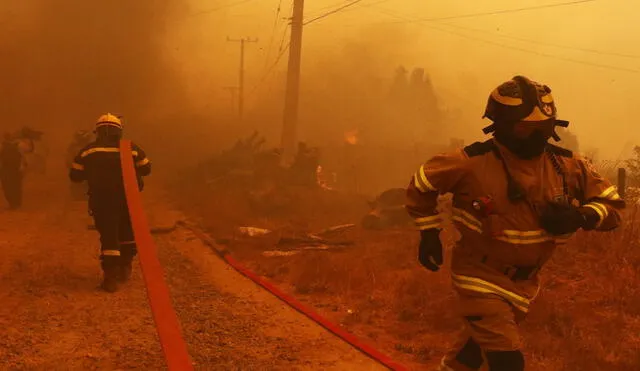 Bomberos en Chile luchan intensamente para contener el incendio. Foto: Twitter/@PublimetroChile