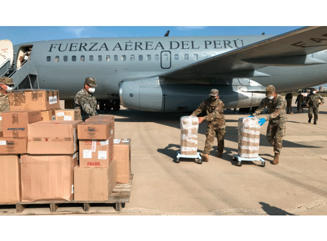 Los miembros de la Fuerza Armada apoyaron en el traslado de equipos médicos de Lima a Lambayeque. Foto: Gerencia Regional de Salud