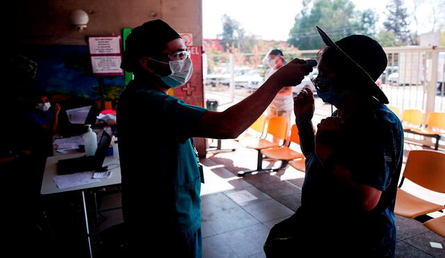 Un enfermero toma la temperatura a una mujer antes de su ingreso a un centro de salud en Santiago (Chile), donde el coronavirus se ha expandido. Foto: EFE