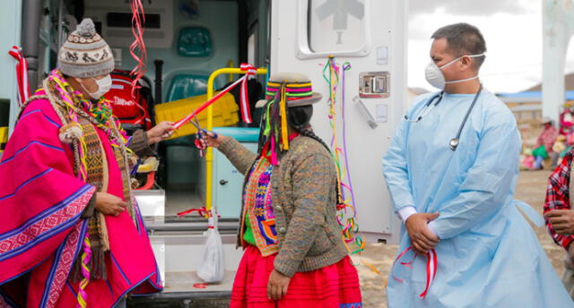 El anuncio se hizo durante la entrega de una ambulancia al anexo del Tolconi perteneciente al distrito de Chachas. Foto: Gobierno Regional de Arequipa