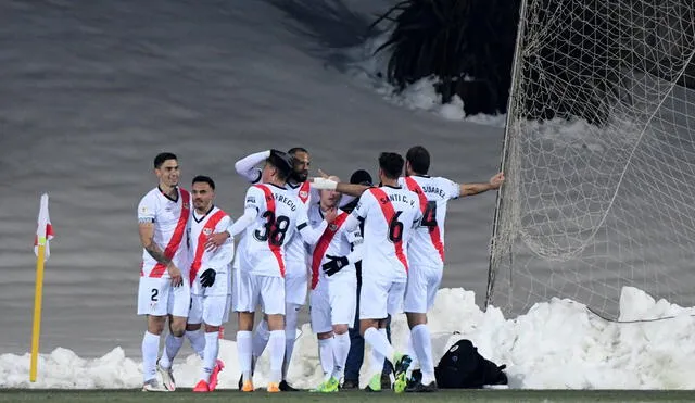 El partido Rayo Vallecano vs. Elche estuvo en incertidumbre debido al mal clima, pero al final se jugó y el triunfo fue para los madrileños. Foto: EFE