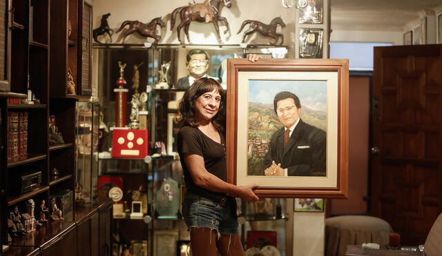 Nancy Abanto posa con un retrato de su recordado padre.