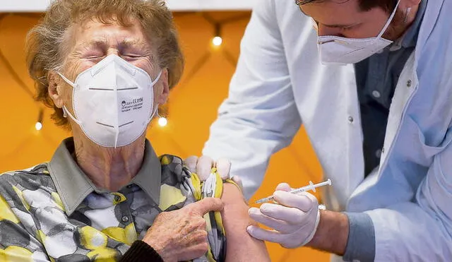 Decenas países del mundo ya están vacunando y los primeros beneficiados han sido sanitarios y adultos mayores. Foto: AFP
