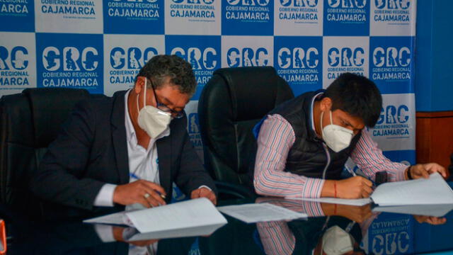 Gerente Subregional, Carlos Dávila firmó contrato para construcción de hospital. Foto: Gerencia Subregional de Cutervo.