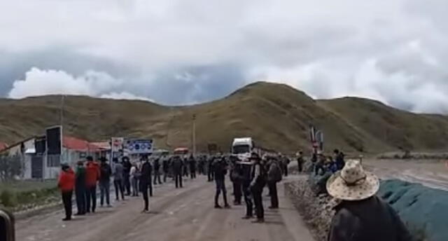 Manifestantes realizan piquetes en el sector de San Antonio en la vía que conduce al campamento minero de Hudbay. Foto: Captura video.