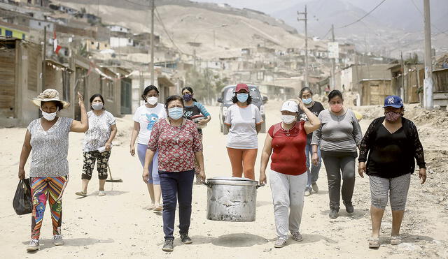 Una necesidad. Las ollas comunes promovieron la solidaridad en las zonas más populares de Lima. Muchas familias no murieron de hambre por ellas. Foto:  Antonio Melgarejo/La República