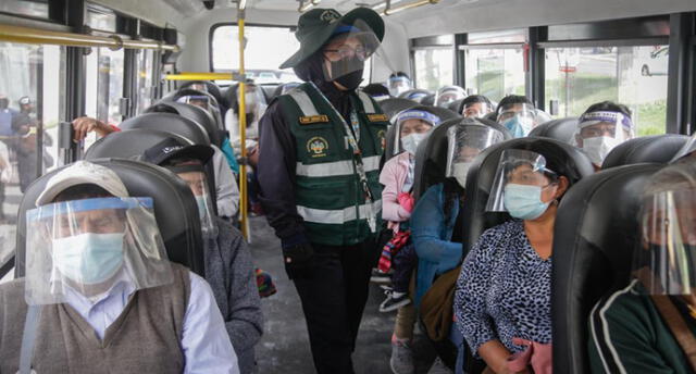 Inspectores suben a las unidades para verificar que todos los pasajeros cuenten con su protector facial. Foto: Rodrigo Talavera / La República.