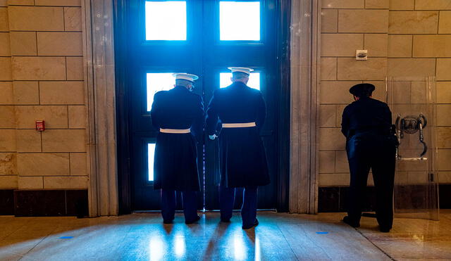 Los centinelas de la Marina de la Casa Blanca aseguraron la puerta del frente este del Capitolio de Estados Unidos. Foto: EFE