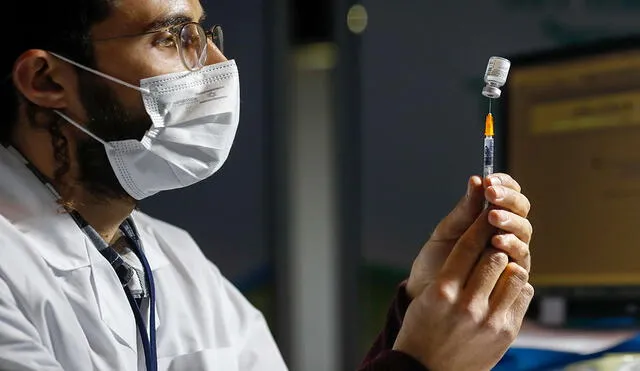 Más de de dos millones de israelíes ya han recibido la primera inyección de la vacuna contra la COVID-19 y casi 225.000 han recibido la segunda dosis. Foto: AFP