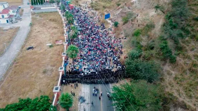 Policía de Guatemala formó barricada para no dejar pasar a los migrantes hondureños. Foto: EFE