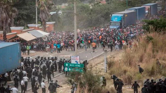 La Policía guatemalteca disolvió una caravana migrante de miles de personas. Foto: EFE