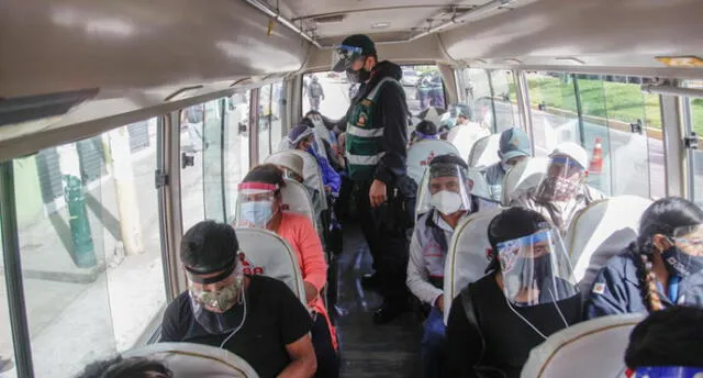 Municipio de Arequipa retomó operativos para verificar que usuarios del transporte público viajen cumpliendo con el uso de protector facial. Foto: Rodrigo Talavera / La República.