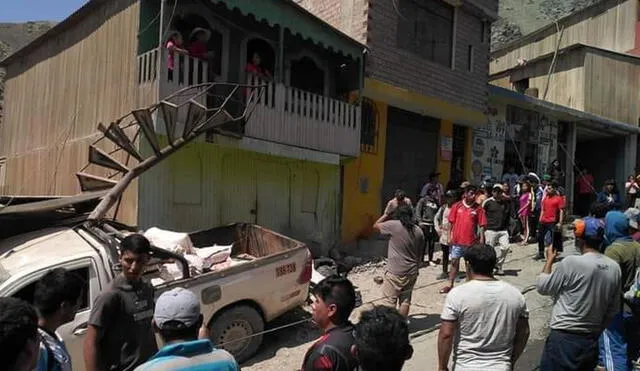 Camioneta se estrelló contra vivienda y destrozó las gradas metálicas. Derribó postes y cables. Foto: Excelente Noticias Secocha