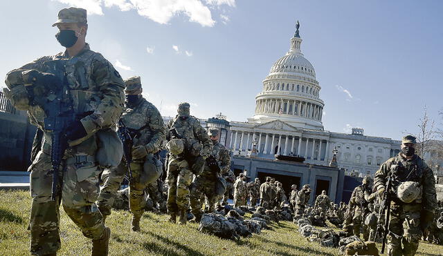 Alertas. El número de miembros de la Guardia Nacional que vigilará el Capitolio se multiplicó. Foto: AFP