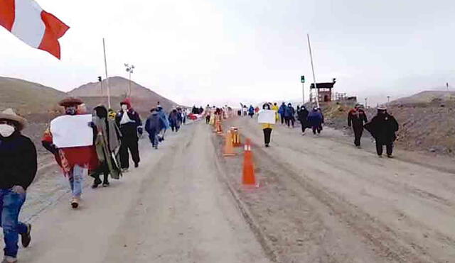 Pobladores de Chumbivilcas bloquean las vías de acceso y salida a la mina Constancia de propiedad de Hudbay Perú.