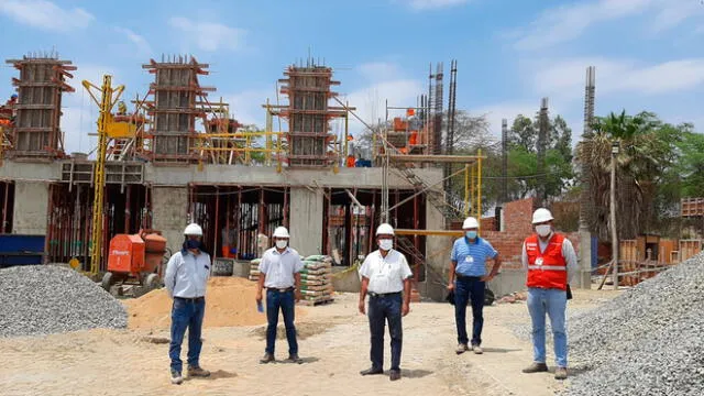 Personal de la ARCC y el alcalde de Túcume inspeccionaron obras de reconstrucción. Foto ARCC.