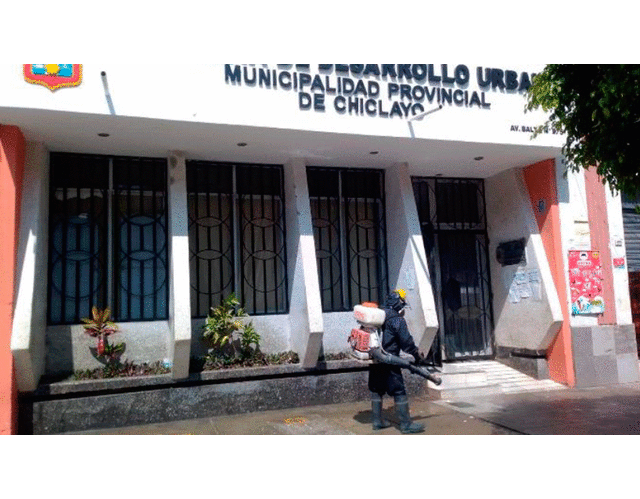 Los trabajadores municipales también desinfectaron las instalaciones de la comuna. Foto: Municipalidad Provincial de Chiclayo