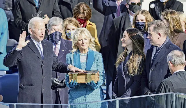 Solemne. Joe Biden jura sobre una biblia que acompañó a su familia durante muchos años. En la ceremonia lo acompañaron expresidentes y otros importantes personajes políticos. Foto: AFP