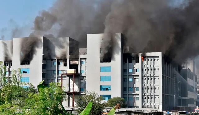 Hasta la sede ubicada en la ciudad de Pune, estado occidental de Maharashtra, llegaron 10 dotaciones de bomberos para controlar el incendio y rescatar a cuatro personas. Foto: AFP