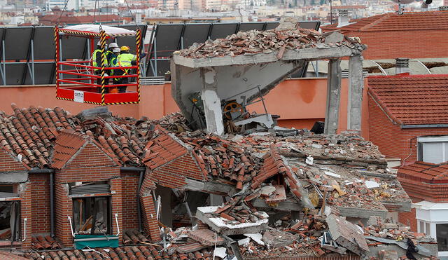 Expertos comprueban este jueves los daños ocasionados tras la explosión registrada en el número 98 de la calle Toledo, en el distrito de la Latina en Madrid. Foto: EFE