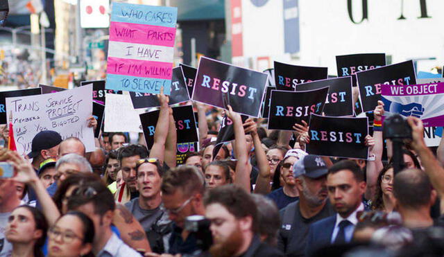 Manifestantes protestaron en Estados Unidos ante la prohibición del expresidente Donald Trump para que las personas trans no participen en el ejército. Foto: Justin Lane / EFE