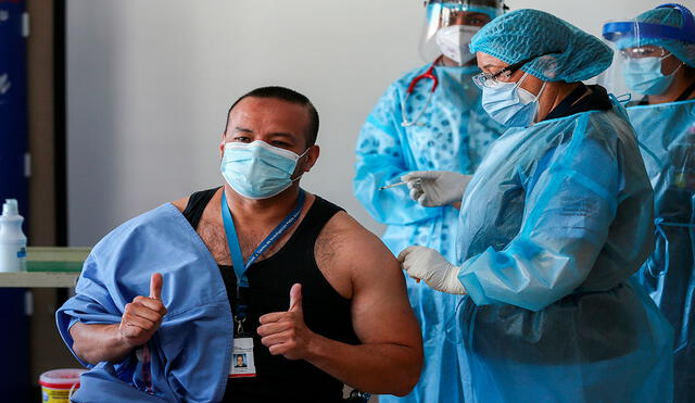 El doctor Jorge Luis Vélez recibió la vacuna contra la COVID-19 en el Hospital Centinela Pablo Arturo Suárez este jueves en Quito (Ecuador). Foto: EFE