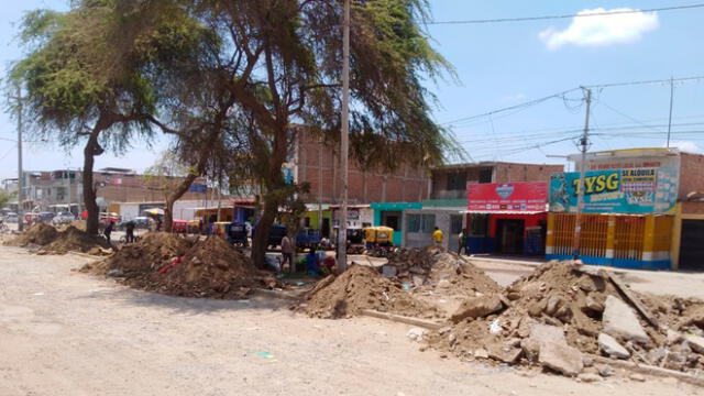 Vecinos pidieron al burgomaestre de Sullana, Power Saldaña Sánchez, que recoja el desmonte y desaloje a los ambulantes. Foto: difusión