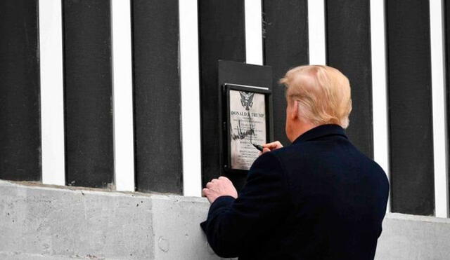 Donald Trump visitó el muro y firmó una placa durante sus últimos actos como presidente de EE. UU. Foto: AFP