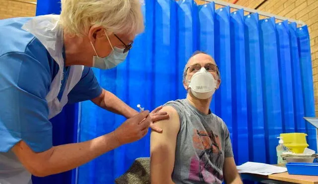 La Unión Europea en pleno ya vacuna contra el coronavirus, pero está en disputa con laboratorios por el cronograma de entregas. Foto: EFE