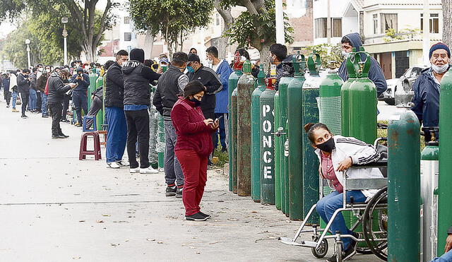 Con fe. Nuevamente hay colas de personas que recorren Lima buscando oxígeno medicinal para sus familiares que enfrentan el Covid-19 en sus casas. Foto: Flavio Matos/La República