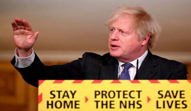 Boris Johnson durante una conferencia de prensa este viernes en la cual habló sobre la nueva variante del coronavirus. Foto: AFP