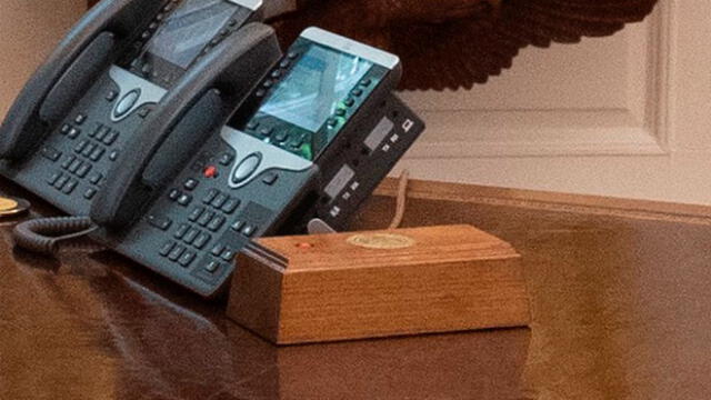 El famoso botón rojo de Donald Trump se situaba al lado de los teléfonos de la Oficina Oval. Foto: EFE