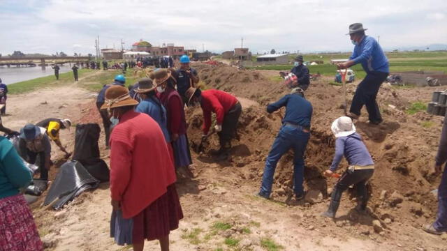 Pobladores unieron esfuerzos para el llenado y colocación de los sacos terreros. Foto: Gobierno Regional de Puno.
