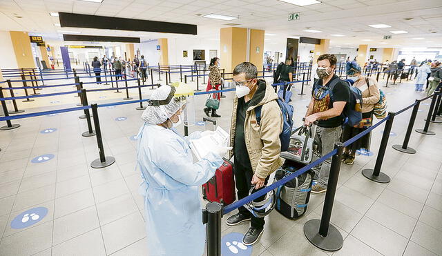 Aeropuerto. Expertos recomiendan reforzar la vigilancia genómica del coronavirus para tomar medidas ante nuevos casos. Foto: difusión