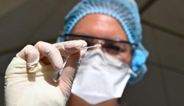 Funcionario de salud en Francia con una muestra nasal para descartar COVID-19. Foto: AFP